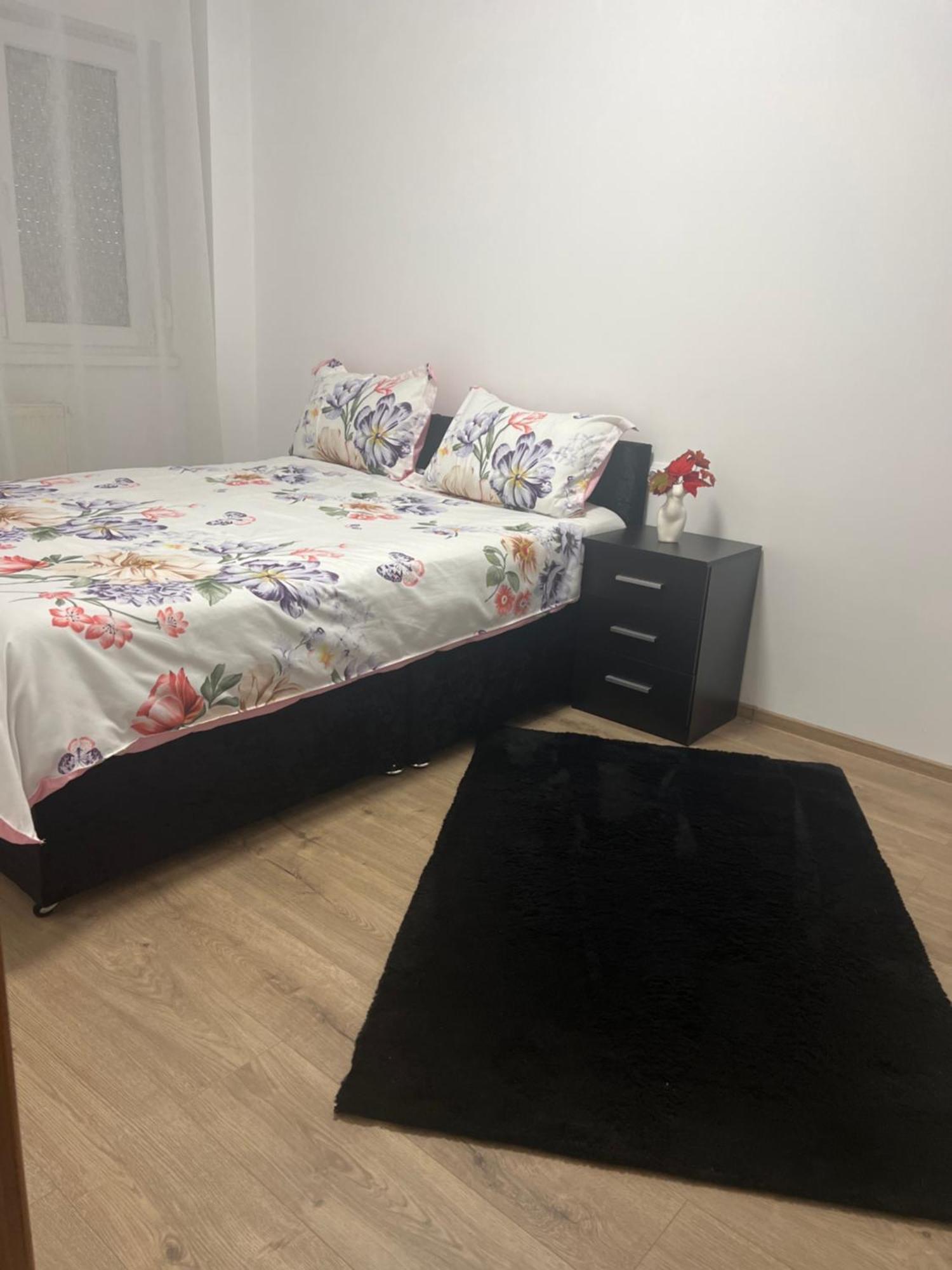 Central Trei Camere Bacau Bagian luar foto