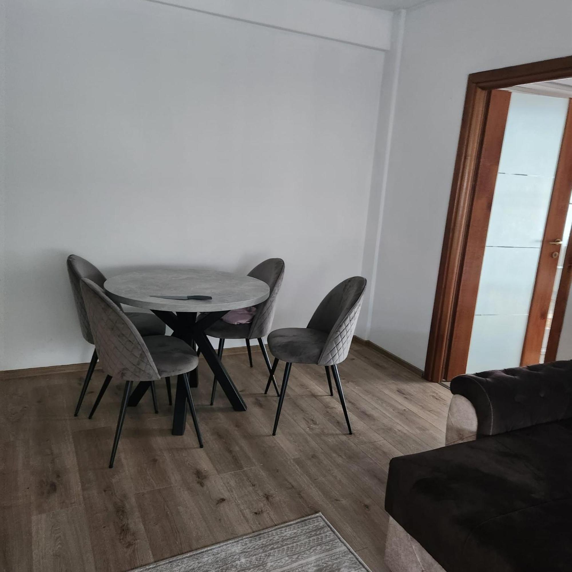 Central Trei Camere Bacau Bagian luar foto